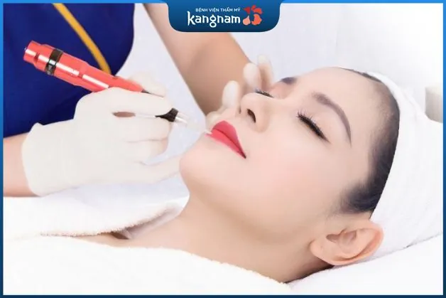 Phun màu môi đỏ hồng đào đẹp chuẩn xu thế