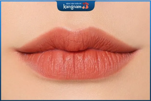 Ảnh môi màu cam đào sau bong