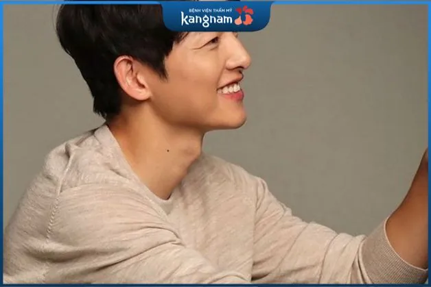 thực tế không phải nốt ruồi nào ở cổ cũng mang đến điều may mắn