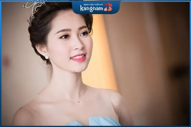 Xem tướng nốt ruồi ở hõm cổ nữ tốt hay xấu