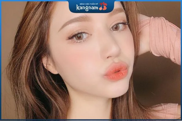 Môi màu cam đào phù hợp với những cô nàng ngây thơ, nhẹ nhàng