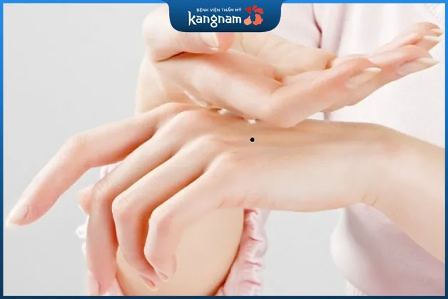 Nốt ruồi trên mu bàn tay trái nữ được đánh giá là người lương thiện, có tấm lòng ấm áp