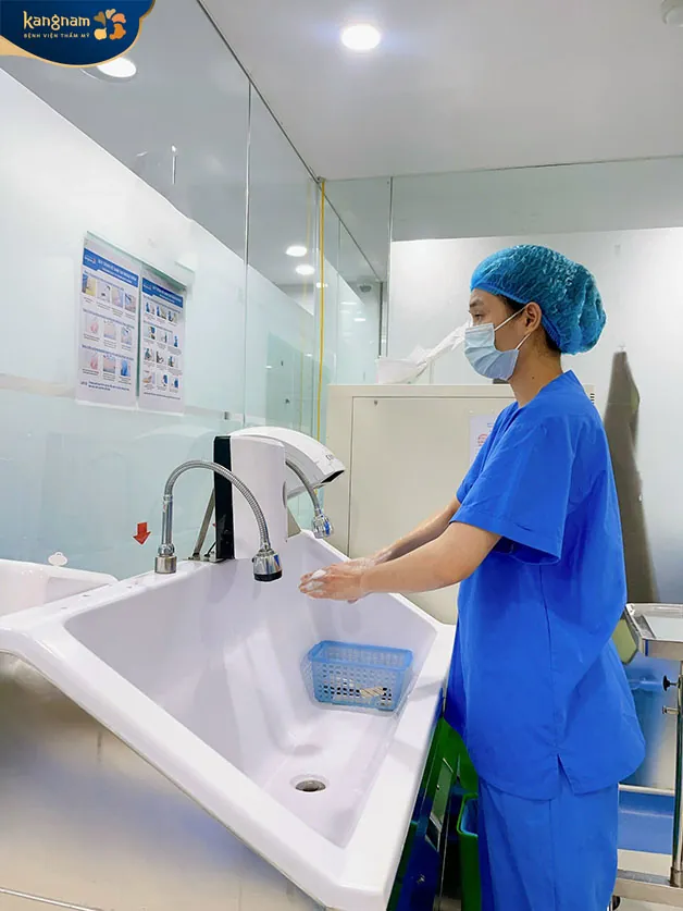 Tuân thủ nghiêm ngặt quy định, đảm bảo vô trùng, sạch sẽ