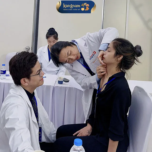 Bác sĩ sẽ trực tiếp thăm khám và đánh giá tình trạng 