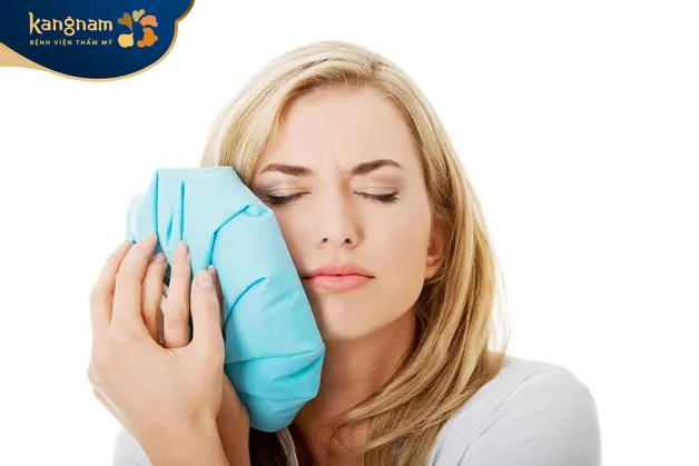 Chườm đá lạnh sau khi tiêm filler môi