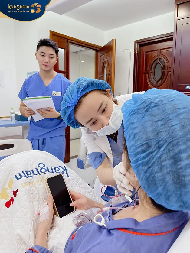 Trong thời gian lưu viện, bác sĩ Kangnam sẽ theo dõi tiến độ phục hồi 