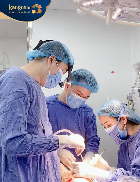 Bác sĩ tiến hành hạ gò má