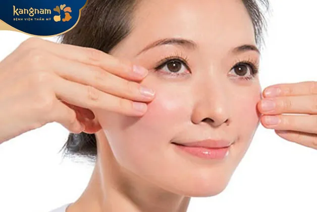 Massage da mặt cũng là biện pháp được nhiều người lựa chọn