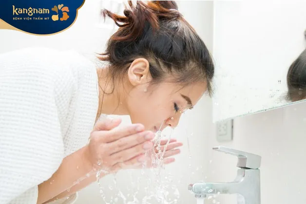 Vệ sinh da mặt kết hợp massage theo chuyển động tròn