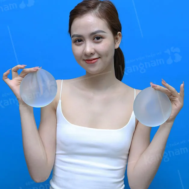 Kangnam khuyến khích khách hàng chọn size ngực vừa vặn, cân đối