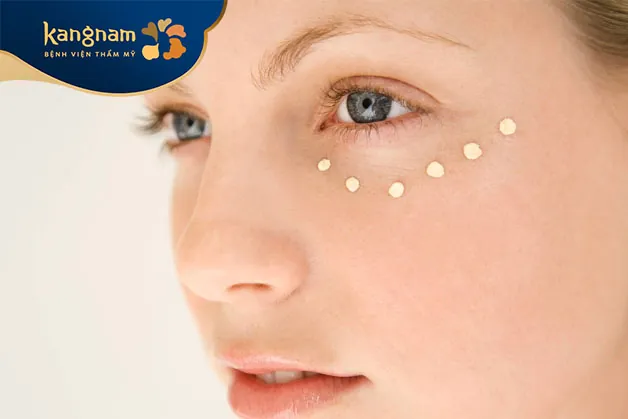 Dùng kem tái tạo da sau khi trị mụn thịt