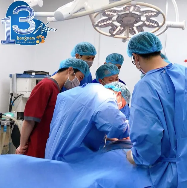 Bác sĩ tiến hành phẫu thuật trong phòng khép kín