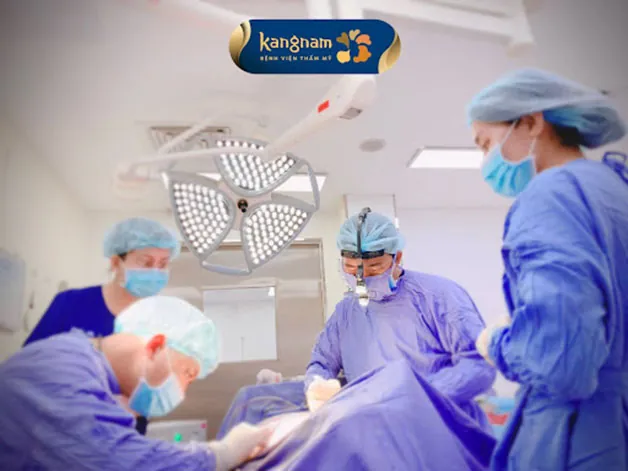 Bác sĩ sẽ thực hiện một vết cắn lớn tại vùng bụng dưới để loại bỏ toàn bộ phần da thừa