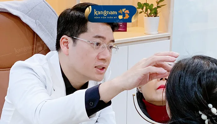 Thăm khám và tư vấn với bác sĩ chuyên khoa