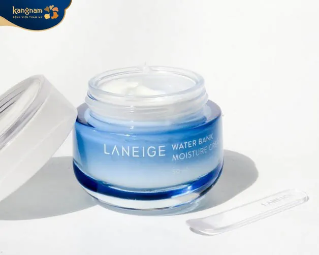 Sử dụng kem dưỡng để chăm sóc da