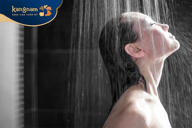 Mặt lệch do tắm đêm