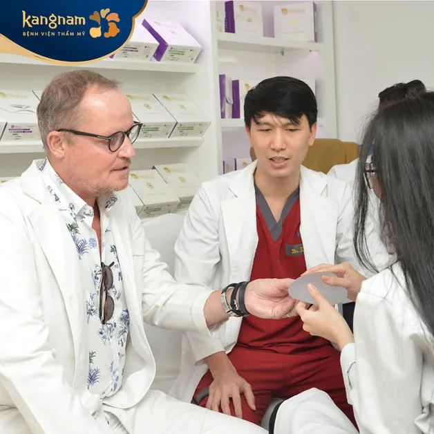 Bác sĩ thăm khám và tư vấn cho khách hàng