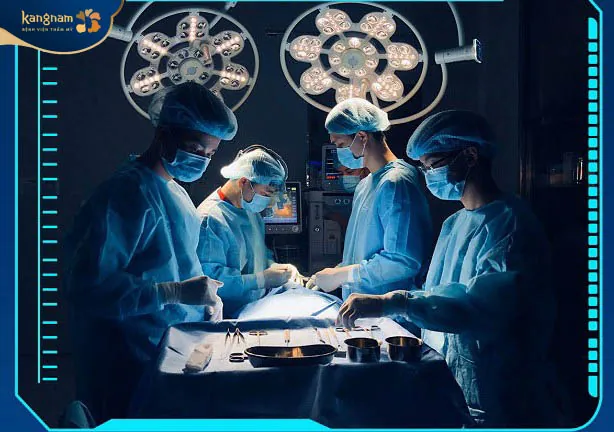 Tiến hành phẫu thuật nâng ngực trong phòng vô khuẩn