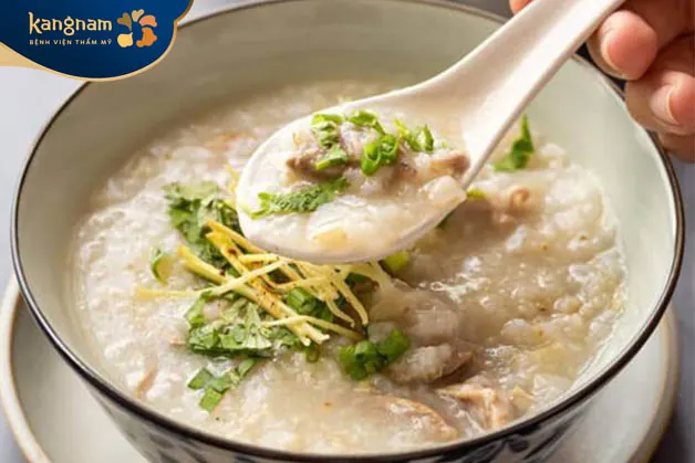 Ăn thực phẩm mềm sau khi phun môi