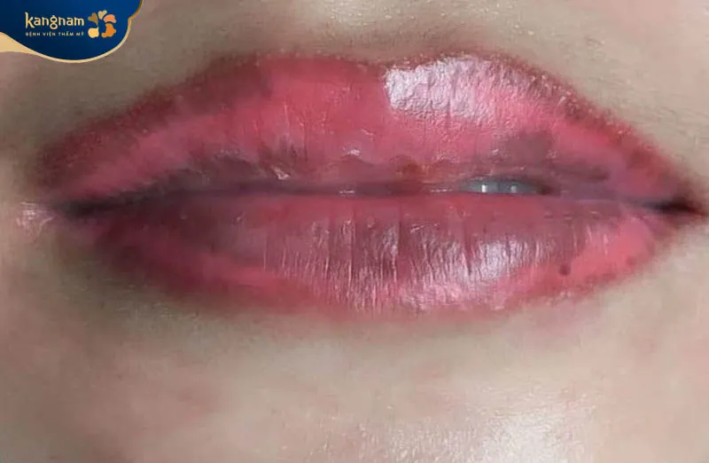Màu môi lên không chuẩn, bợt và nhanh phai