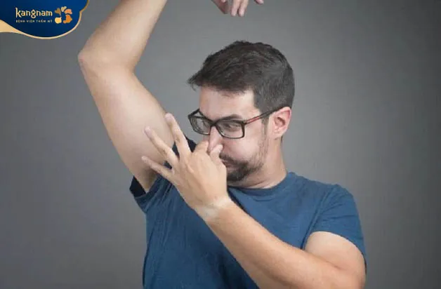 Mồ hôi kết hợp cùng vi khuẩn tạo ra mùi hôi khó chịu dưới cánh tay