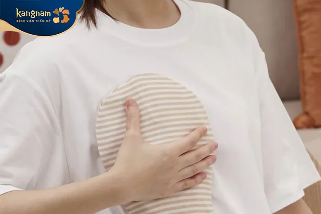 Chườm ấm lên vùng ngực sau 3-4 ngày đầu tiên
