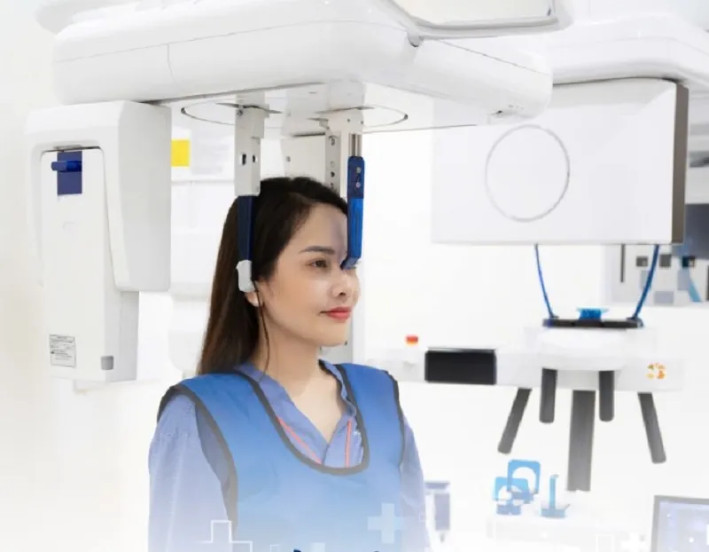 Khách hàng được chụp CT Cone Beam 3D để kiểm tra cấu trúc gương mặt