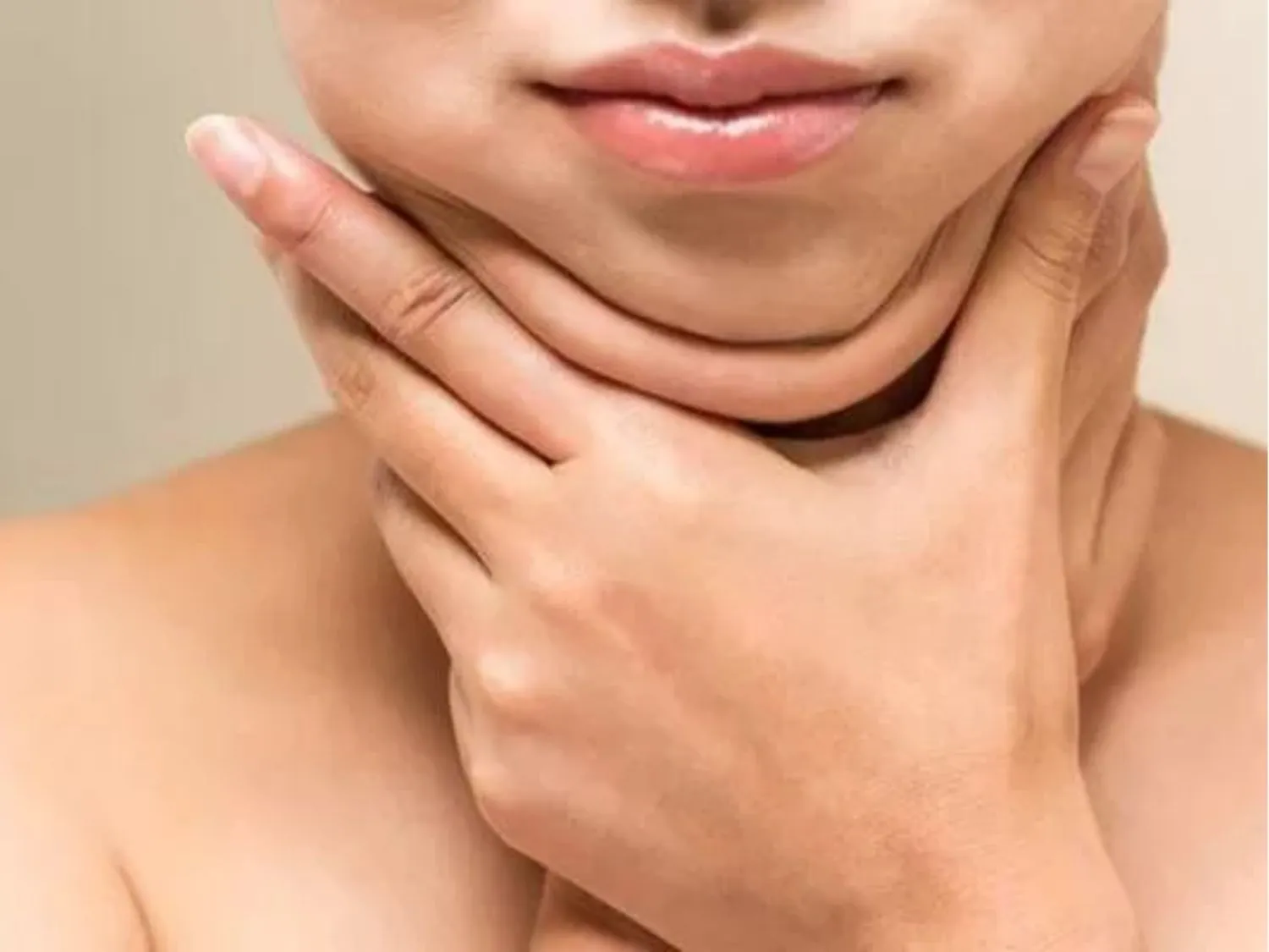 ảnh mô tả tình trạng Hai cằm (double chin) xuất hiện một lớp mỡ hoặc da chùng nhão nằm ngay phía dưới cằm