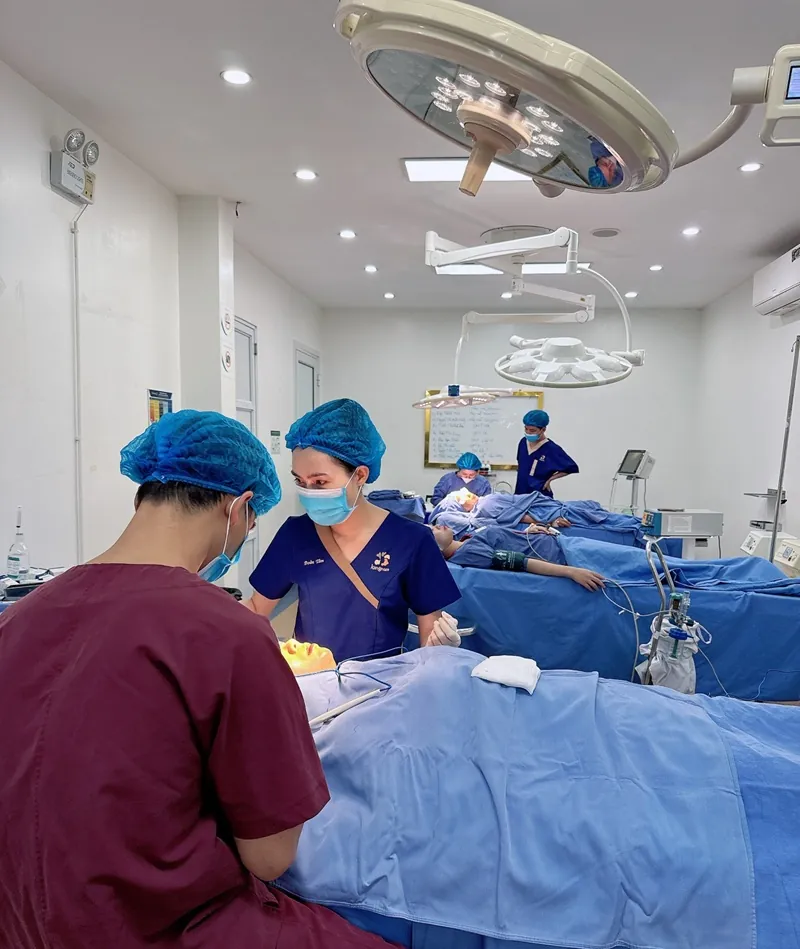Trang thiết bị hiện đại, môi trường sạch sẽ tuyệt đối, đảm bảo mọi ca làm đẹp diễn ra an toàn