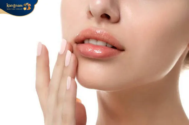 Cần thoa kem dưỡng, kem chống nắng để bảo vệ môi