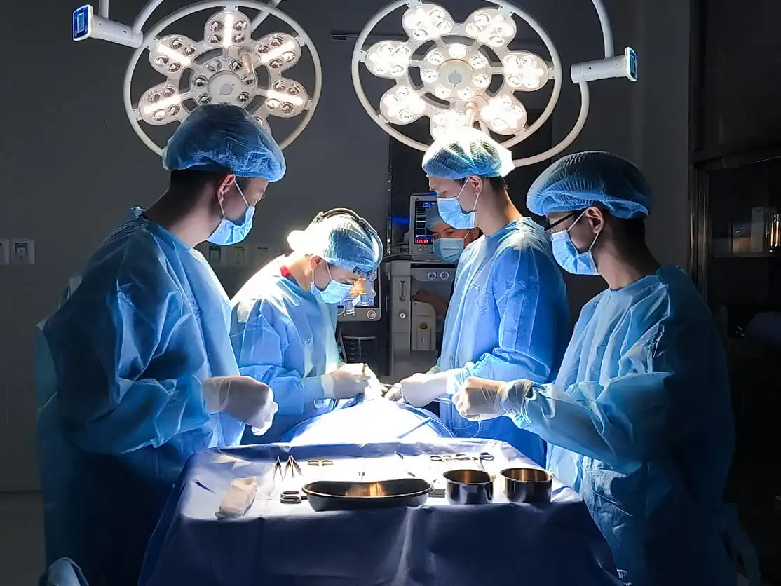 Hình ảnh phòng phẫu thuật sạch sẽ, trang thiết bị hiện đại và ekip bác sĩ chuyên nghiệp