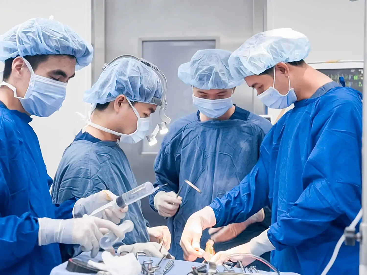 quá trình nâng ngực thực hiện trong phòng vô trùng an toàn