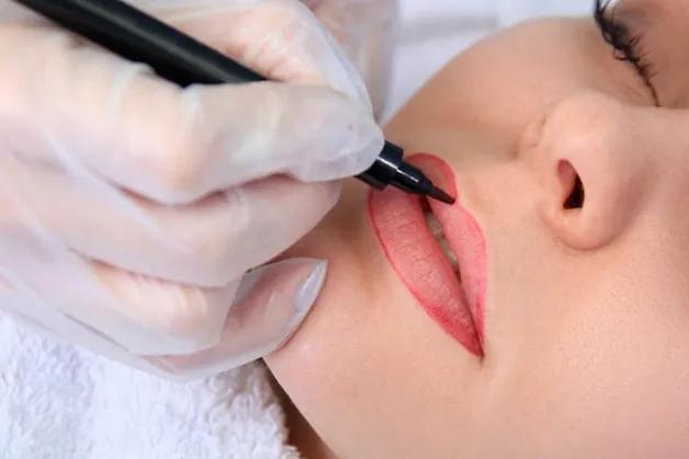 Quá trình phun dặm lại môi sẽ điều chỉnh màu sắc và độ đều màu cho đôi môi