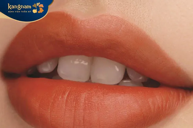 Màu môi đỏ cam cháy