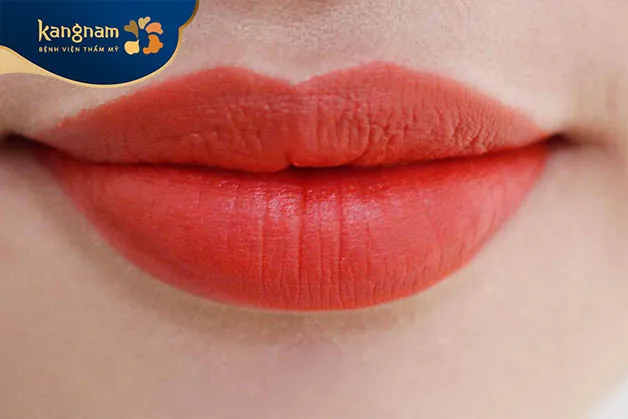 mọi độ tuổi đều có thể chọn môi xăm đỏ cam