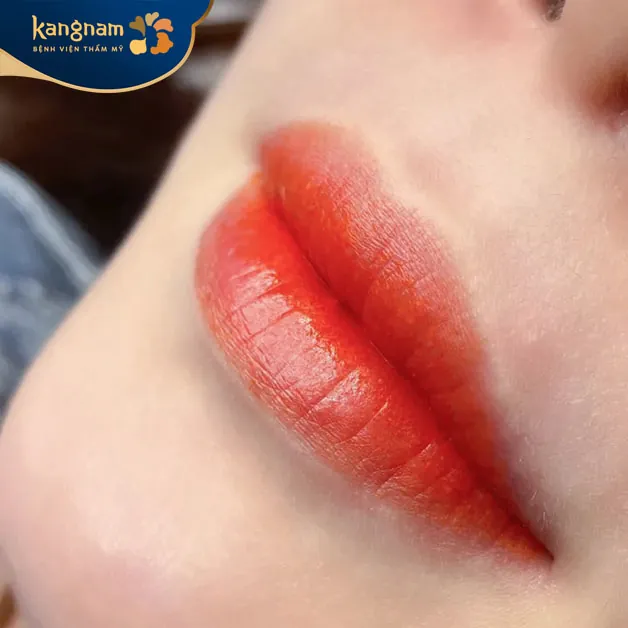 Khách hàng phun màu đỏ cam tại Kangnam siêu tự nhiên