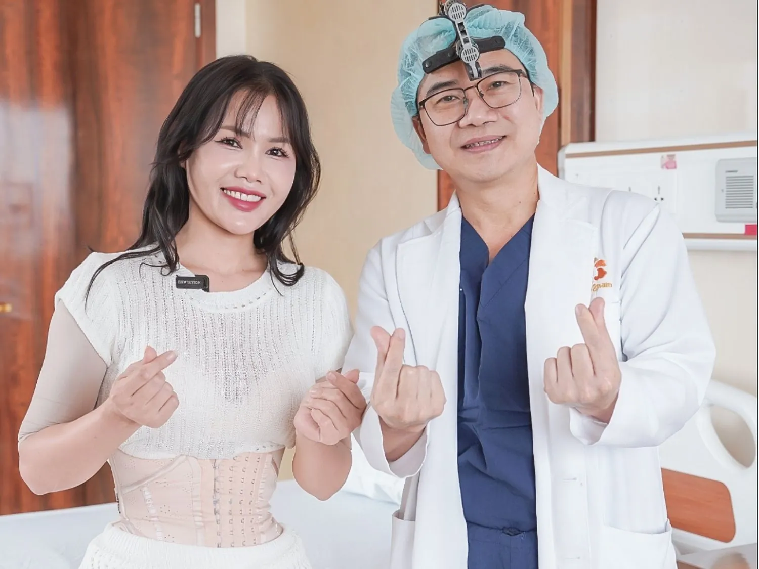 khách hàng tái khám sau khi hút mỡ, sức khỏe ổn định, không biến chứng và body cân đối