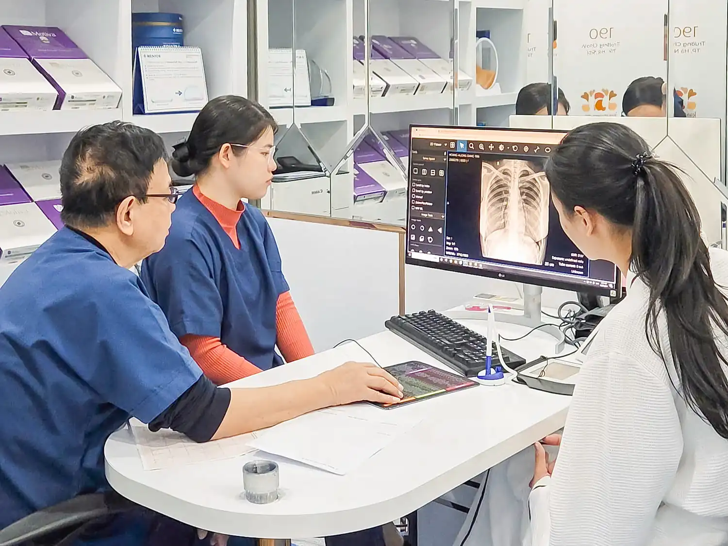 bác sĩ đang chỉ dẫn trên mô hình hoặc phim chụp X-quang để giải thích về độ an toàn