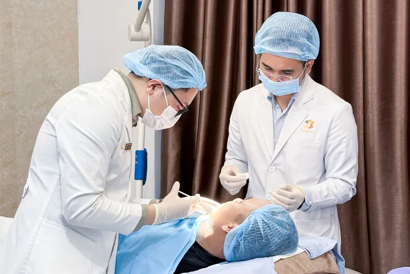 Tiến hành tiêm Botox