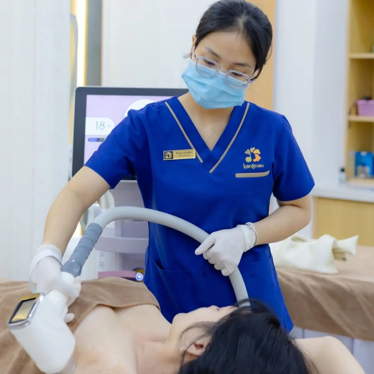 Khách triệt lông tại Kangnam, kỹ thuật viên có chuyên môn