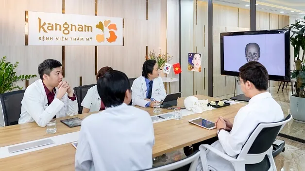 Ekip bác sĩ tiến hành hội chẩn 