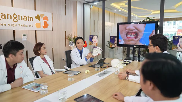 TS.BS.Richard Huy cùng với các bác sĩ trong ekip Hành trình Lột xác hội chẩn