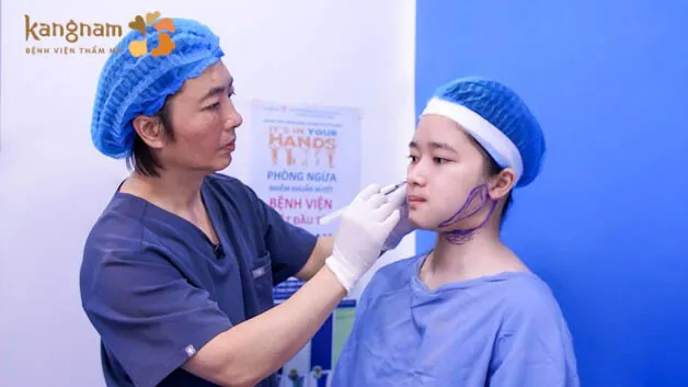 Tiến sĩ, bác sĩ Richard Huy Bác sĩ thăm khám, đánh dấu và xác định vị trí phẫu thuật
