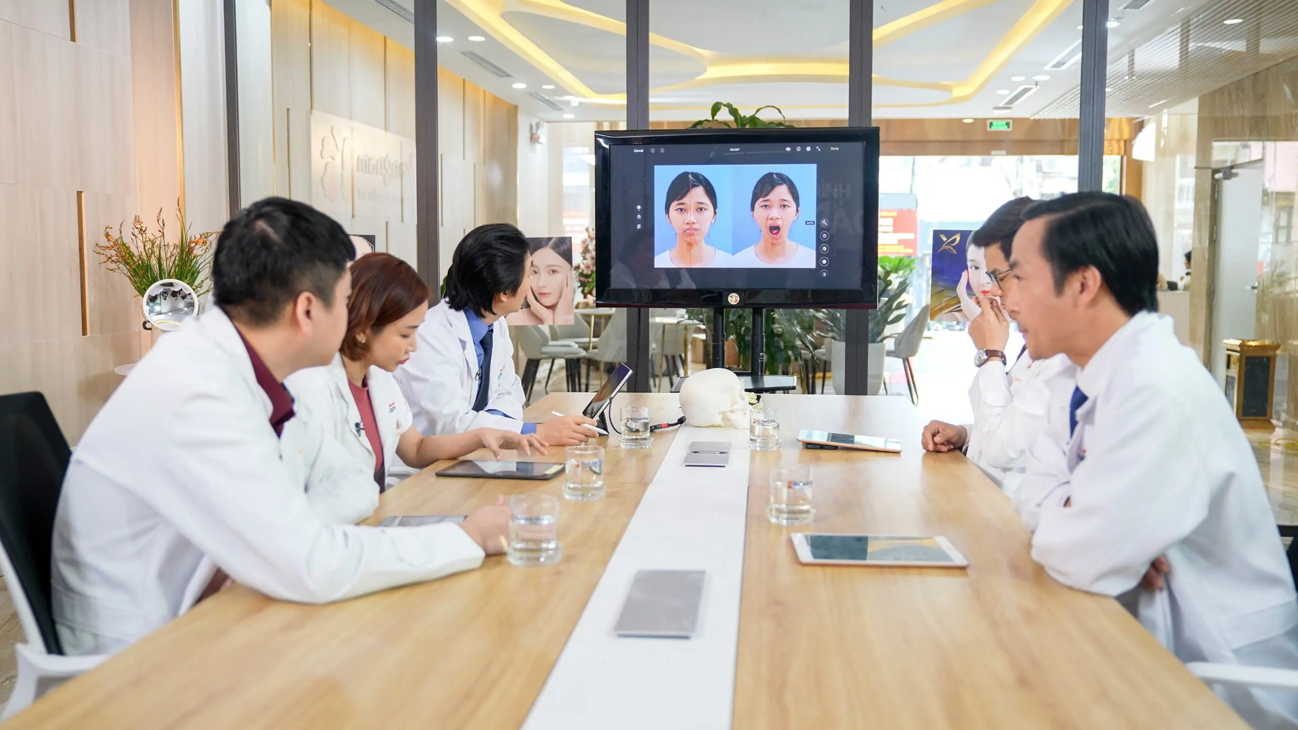 Ekip 5 bác sĩ cùng hội chẩn cho trường hợp của cô gái mặt lõm