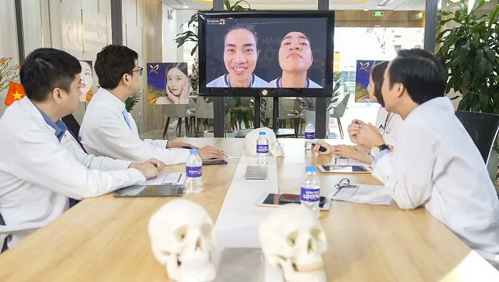 Ekip bác sĩ hội chẩn và đưa ra giải pháp điều trị