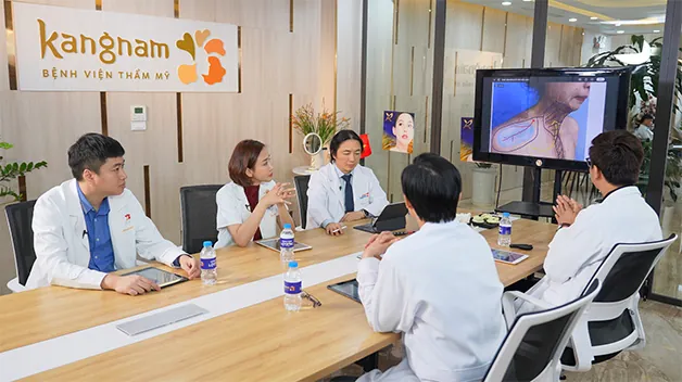 Ekip bác sĩ trong Hành trình Lột xác hội chẩn trường hợp của Diệu Linh
