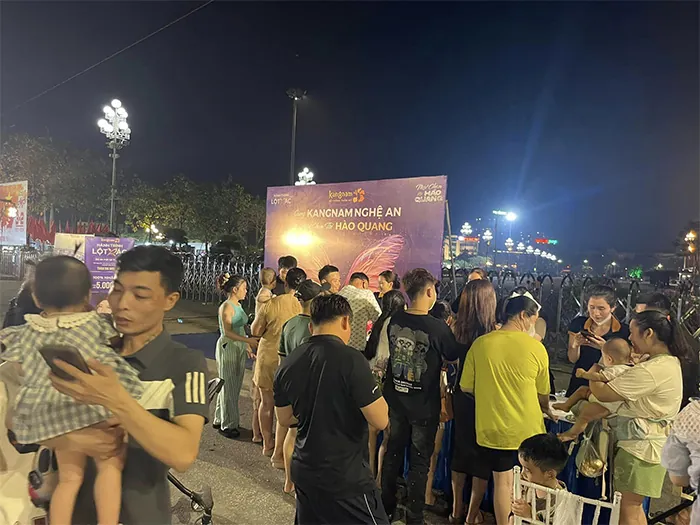Rất đông người dân địa phương đến tham dự sự kiện