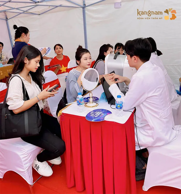 Mọi người tham gia ngày hội được soi da và tư vấn miễn phí với bác sĩ da liễu của Kangnam