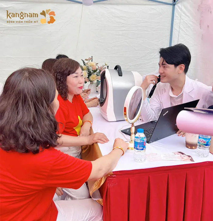 Rất nhiều người hào hứng được soi da miễn phí với bác sĩ Kangnam