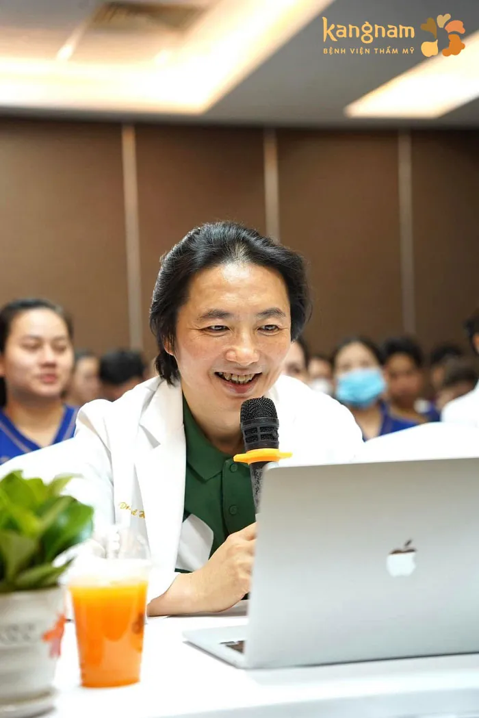 Ts.bs Võ Tiến Huy gửi lời cảm ơn và chúc mừng đội ngũ điều dưỡng của Bệnh viện